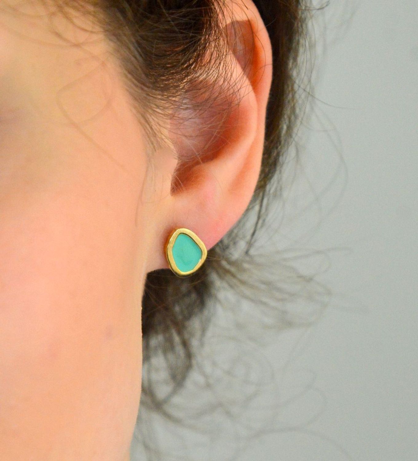 Kolczyki damskie srebrne pozłacane 925 OR RM 24826 – geometryczne kolczyki zdobione turkusową emalią, rozmiar 1,2 x 0,8 cm, zapięcie na sztyft. Stylowe i modne.1.jpg